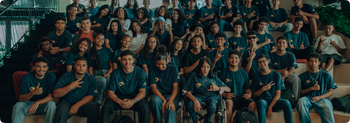Foto de um grupo de pessoas estudantes do Coda Mundo