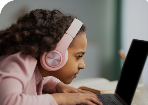 Ilustração de uma criança aprendendo online, com objetos associados à educação flutuando acima da tela.